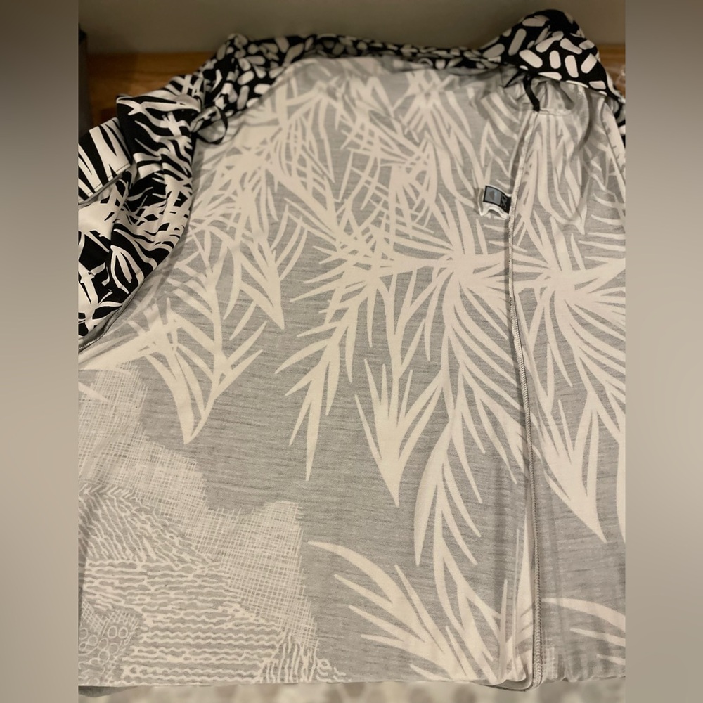 Diane Von Furstenberg Elegant Black and White Patterned Wrap Dress - Picture 8 of 15